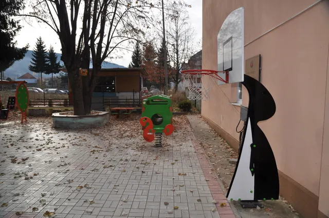 Dvoriste centra sa spravama za igru i kosem za basket