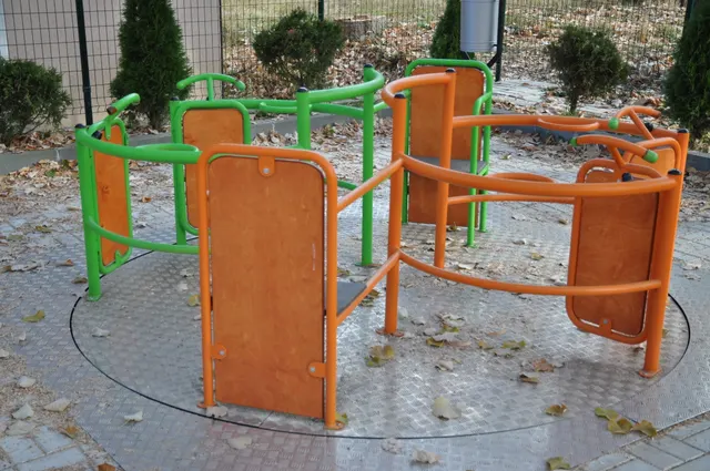 Vrteska u dvoristu, prilagodjena za invalidska kolica