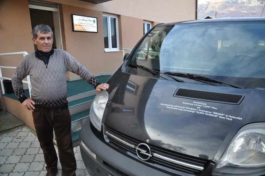 Zaposleni pored vozila koje je centar dobio na poklon